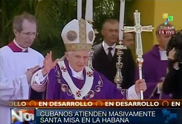 Sumo Pontífice Benedicto XVI saluda al pueblo cubano en Santa Misa oficiada en la Plaza de la Revolución en La Habana, Cuba. Foto: TeleSUR / Radio Rebelde.