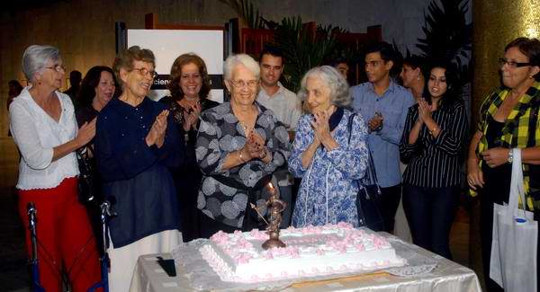 Mirtha Rodríguez (C), madre de Antonio Guerrero, uno de Los Cinco luchadores antiterroristas prisioneros en los Estados Unidos, es homenajeada en el Memorial “José Martí”, en la Plaza de la Revolución, en La Habana, el 21 de mayo de 2012, en vísperas de su 80 cumpleaños. Foto:Oriol de la Cruz Atencio/AIN Mirtha Rodríguez (C), madre de Antonio Guerrero, uno de Los Cinco luchadores antiterroristas prisioneros en los Estados Unidos, es homenajeada en el Memorial “José Martí”, en la Plaza de la Revolución, en La Habana, el 21 de mayo de 2012, en vísperas de su 80 cumpleaños. Foto:Oriol de la Cruz Atencio/AIN