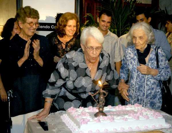 Mirtha Rodríguez (C), madre de Antonio Guerrero, uno de Los Cinco luchadores antiterroristas prisioneros en los Estados Unidos, es homenajeada en el Memorial “José Martí”, en la Plaza de la Revolución, en La Habana, el 21 de mayo de 2012, en vísperas de su 80 cumpleaños. Foto: Oriol de la Cruz Atencio/AIN Mirtha Rodríguez (C), madre de Antonio Guerrero, uno de Los Cinco luchadores antiterroristas prisioneros en los Estados Unidos, es homenajeada en el Memorial “José Martí”, en la Plaza de la Revolución, en La Habana, el 21 de mayo de 2012, en vísperas de su 80 cumpleaños. Foto: Oriol de la Cruz Atencio/AIN