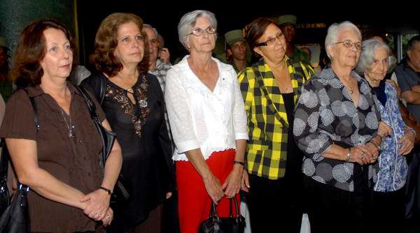 Mirtha Rodríguez (segunda de der. a izq.), madre de Antonio Guerrero, uno de Los Cinco luchadores antiterroristas prisioneros en los Estados Unidos, durante el homenaje por sus 80 cumpleaños, realizado en el Memorial “José Martí”, de la Plaza de la Revolución en La Habana, el 21 de mayo de 2012. Foto: Oriol de la Cruz Atencio/AIN. Mirtha Rodríguez (segunda de der. a izq.), madre de Antonio Guerrero, uno de Los Cinco luchadores antiterroristas prisioneros en los Estados Unidos, durante el homenaje por sus 80 cumpleaños, realizado en el Memorial “José Martí”, de la Plaza de la Revolución en La Habana, el 21 de mayo de 2012. Foto: Oriol de la Cruz Atencio/AIN.