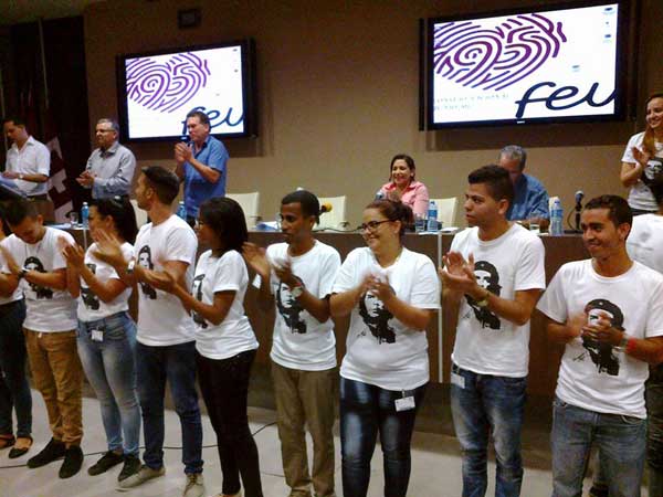 Universitarios cubanos defienden el corazón de la Patria