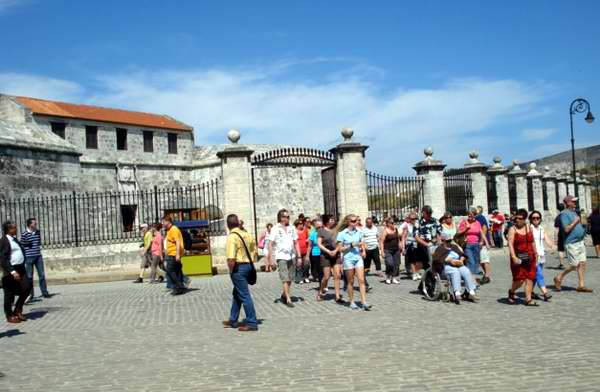Turistas en La Habana Vieja. Turistas en La Habana Vieja.
