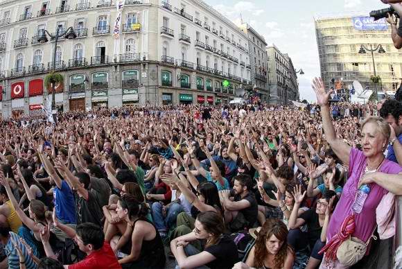 El movimiento 15-M de los indignados españoles en la Puerta del Sol. El movimiento 15-M de los indignados españoles en la Puerta del Sol.