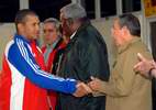 Raul Castro saluda a Frederich Cepeda - II Clásico Mundial de Béisbol