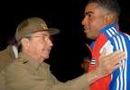Raul Castro saluda a Yoennis Céspedes - II Clásico Mundial de Béisbol