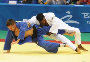 Víctor Sánchez (blanco) logró la medalle de Bronce. Judo 66 kg.