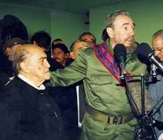 Arquitecto brasileño Oscar Niemeyer durante su visita a la Habana junto a Fidel Castro