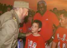 Fidel y el niño Elián González, junto a Juan Miguel González y Esteban Lazo. Fotografía de Raúl Abreu.