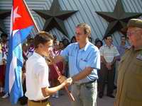 Misael Enamorado, miembro del Buró Político del Partido Comunista de Cuba y su Primer Secretario en la provincia, junto al General de División, Antonio Enrique Lussón, Héroe de la República de Cuba, abanderaban la Caravana entregando la Enseña Nacional al niño Ricardo Hodelin Fuentes, el Jefe de la Columna