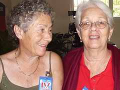 Martine  Vaugien-Gadbois junto a Mirta Rodríguez, madre de Antonio Guerrero