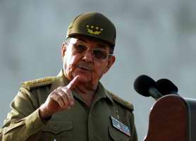El General de Ejército Raúl Castro Ruz, presidente de los Consejos de Estado y de Ministros, felicitó hoy en esta ciudad a los holguineros por merecer la sede del acto por el Día de la Rebeldía Nacional
